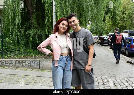 Lidia Santangelo aka Chiara und Jörn Lehmann aka Denny am Set bei Dreharbeiten zur Reality-Daily-Soap `Berlin - Tag und Nacht`am Paul-Lincke-Ufer. Ber Stockfoto